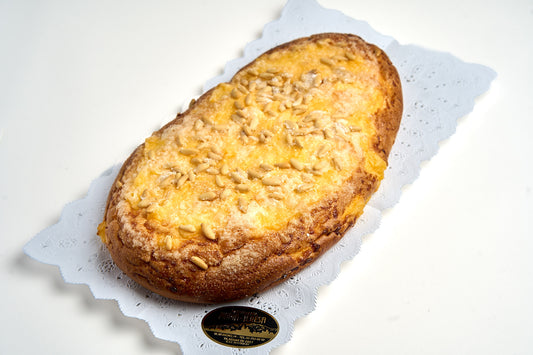 Coca de brioix amb pinyons