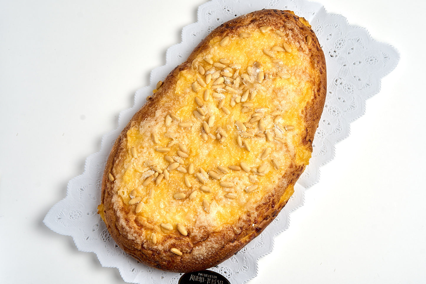 Coca de brioix amb pinyons