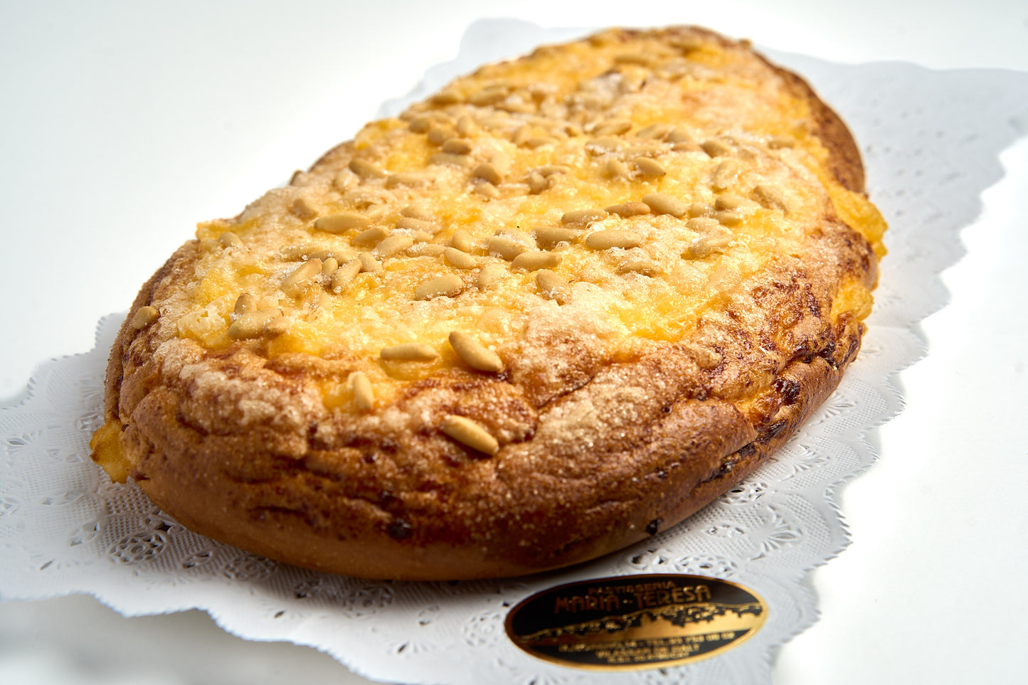 Coca de brioix amb pinyons